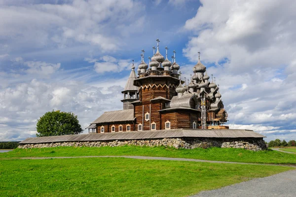 Drewniany kościół w kizhi w przebudowie — Zdjęcie stockowe