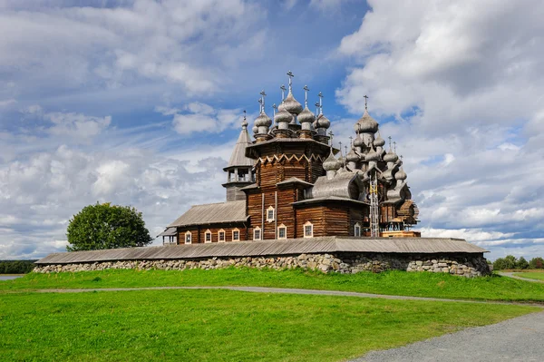 Holzkirche in Kizhi im Wiederaufbau — Stockfoto