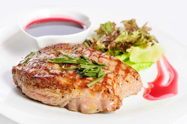 Grilled steaks and vegetable salad — Stock Photo, Image