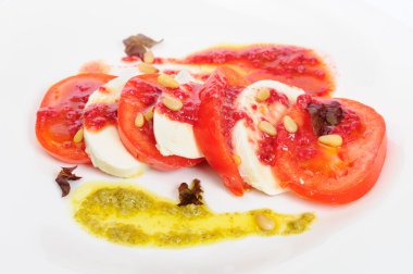 Caprese meze salata ile mozarella peyniri, domates