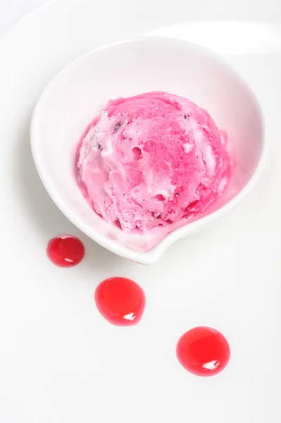 Fragola palla gelato su sfondo bianco — Foto Stock