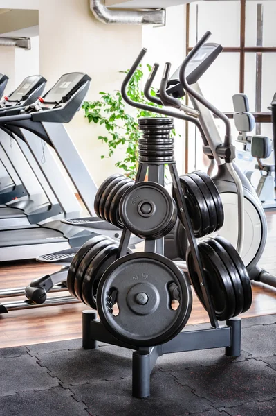 Skivstång plattor rack i gymmet — Stockfoto