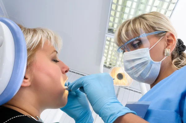 Dentista con paciente, pulido y acabado — Foto de Stock