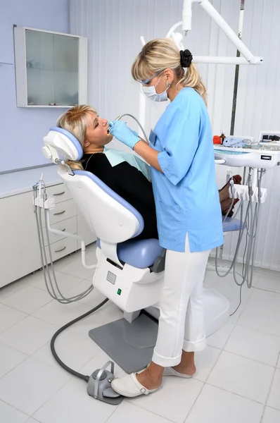 Dentista con paziente — Foto Stock