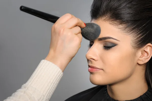 Aplicando maquillaje perfecto — Foto de Stock