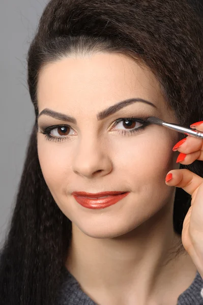 Aplicando maquillaje perfecto —  Fotos de Stock
