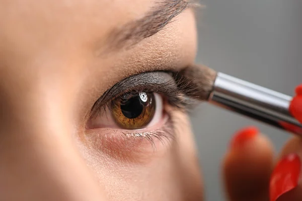 Kahverengi göz dumanlı makyaj — Stok fotoğraf