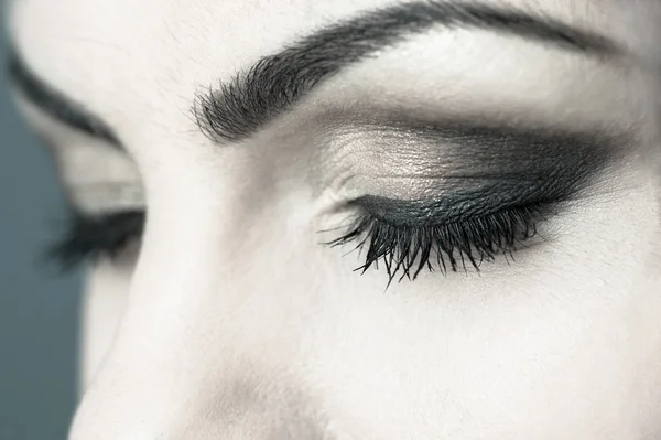 Slutna ögon rökiga Makeup närbild — Stockfoto