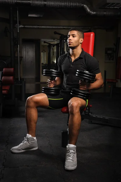 Ung man sitter på bänken på gym — Stockfoto