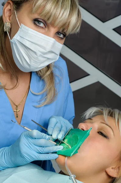 Dentista con paciente, limpieza y curado — Foto de Stock