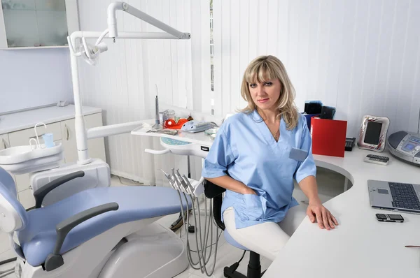 Dentista studio interno con medico femminile — Foto Stock