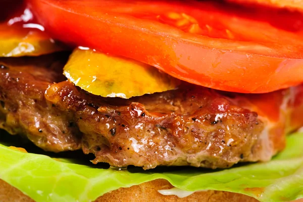 Realisticky vypadající hamburger — Stock fotografie