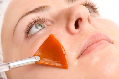 yüz peeling maskesi uygulama