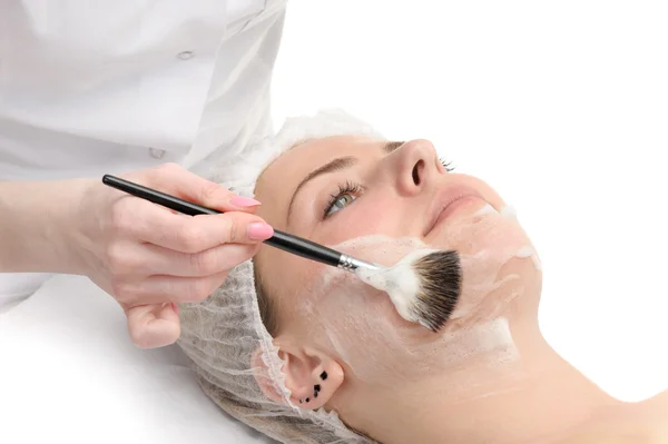 Schönheitssalon, Gesichtsmaske auftragen — Stockfoto