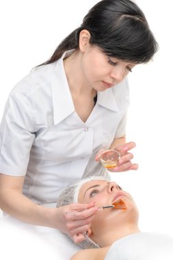 yüz peeling maskesi uygulama