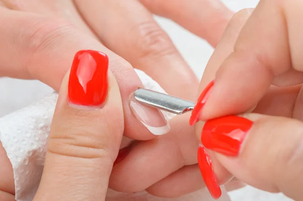 Manicure toe te passen - schoonmaken van de nagelriemen — Stockfoto