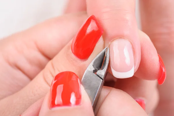 Manicure applicata - taglio della cuticola — Foto Stock