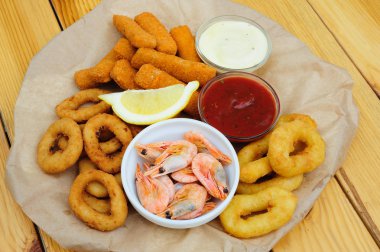 bira aperatif, karides, calmar yüzük ve balık köftesi