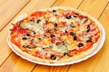 Biber, Siyah Zeytin ve Mısır pizza