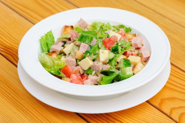 peynir, jambon ve taze sebze salatası