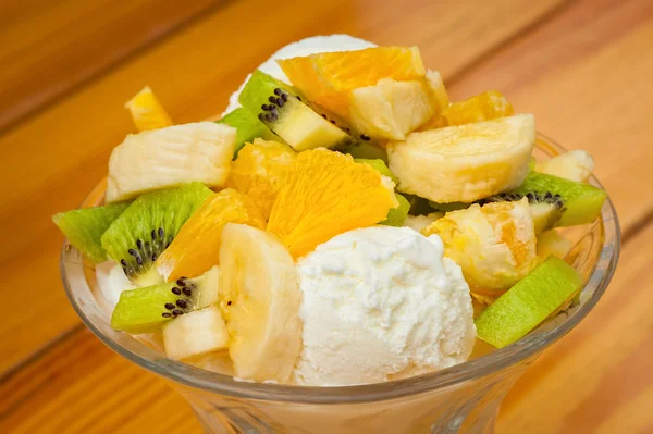 Salada de frutas com sorvete — Fotografia de Stock