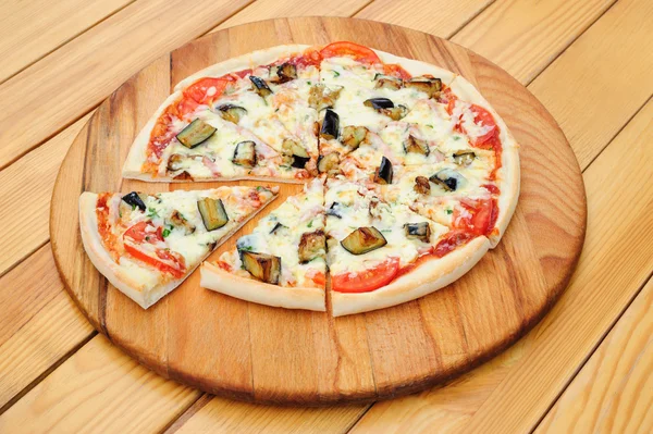 Skivad pizza med skinka, aubergine, svarta oliver och majs — Stockfoto