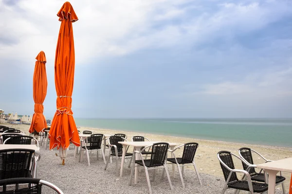 Strandcafé mit leeren Tischen und Stühlen — Stockfoto