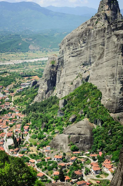 Kalambaka vista de la ciudad desde las rocas Meteora, Grecia — Foto de Stock