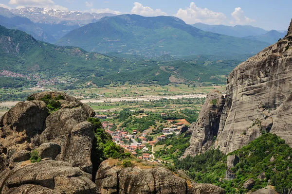 Vista de la ciudad de Kalabaka desde las rocas de Meteora, Grecia — Foto de Stock