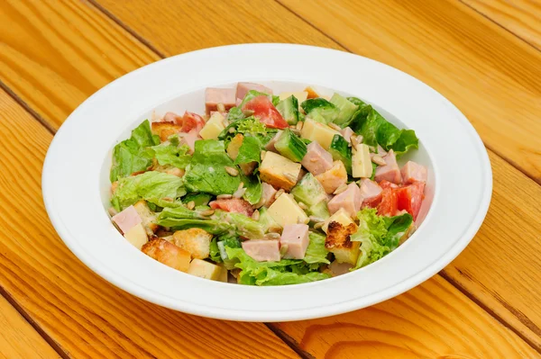 Salada com queijo, presunto e legumes frescos — Fotografia de Stock