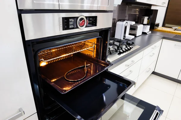 Cocina moderna hi-tek, horno con puerta abierta — Foto de Stock