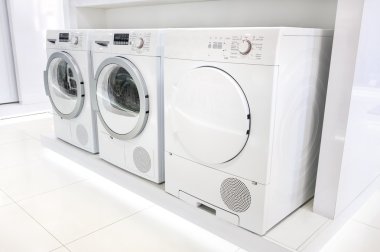 çamaşır mashines aletleri mağazasının içinde