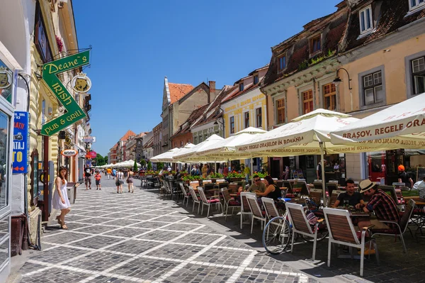 Kafe terbuka di jalan Republic, dekat Council Square, Brasov — Stok Foto