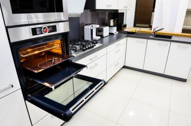 Modern Merhaba-tek mutfak, açık kapı ile fırın