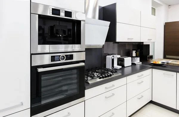 Moderne Hi-Tek-Küche, sauberes Interieur Stockfoto