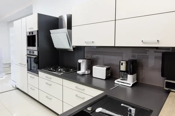 Moderne Hi-Tek-Küche, sauberes Interieur lizenzfreie Stockfotos