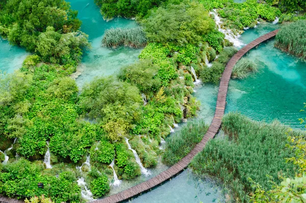 Belles chutes d'eau dans le parc national des lacs de Plitvice, Croatie — Photo