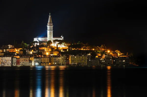 Rovinj přímořské straně město v noci, Chorvatsko — Stock fotografie