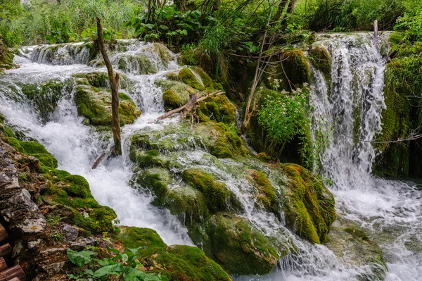 Cascadas en el Parque Nacional de los Lagos de Plitvice, Croacia — Foto de Stock