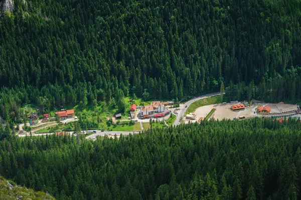 Одномісний будинок на лузі в горах — стокове фото