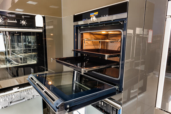 Электрическая печь с открытой дверью
