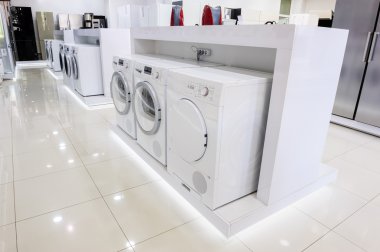 çamaşır mashines aletleri mağazasının içinde