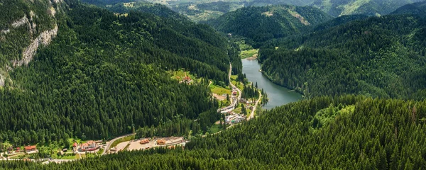 Панорамний вид з з'єднанням Rosu Aka червоне озеро, Румунія — стокове фото