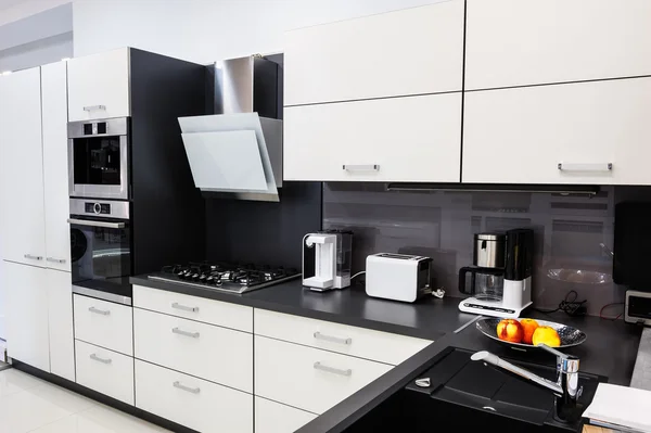 Moderne Hi-Tek-Küche, sauberes Interieur — Stockfoto