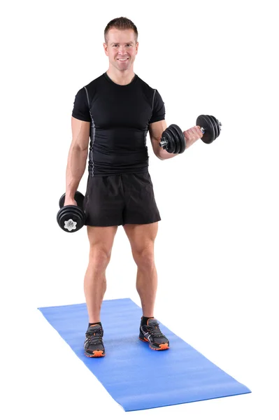 Ung man visar slutposition för biceps curl — Stockfoto