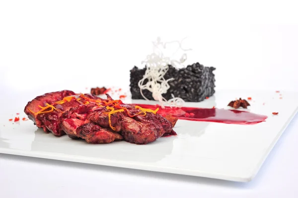Steak Ribeye auf weißem Teller — Stockfoto