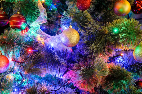 Geschmückter Weihnachtsbaum in Nahaufnahme — Stockfoto