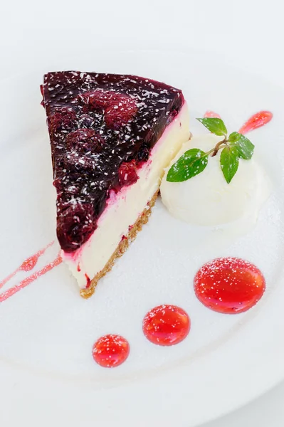 Cheesecake with raspberry sauce and green mint — Stock Photo, Image