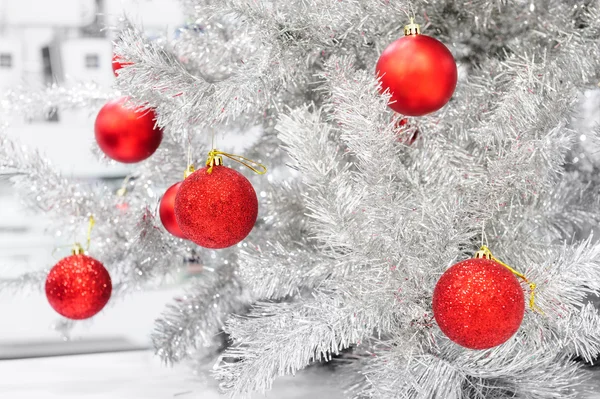 Rote Kugeln auf silbernem künstlichen Weihnachtsbaum — Stockfoto