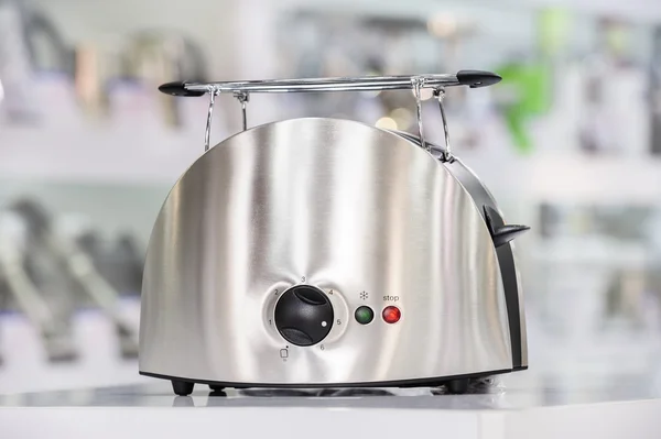 Metallisch glänzender Toaster — Stockfoto